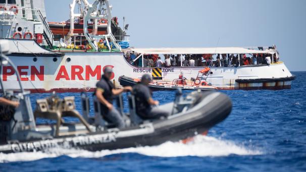 <p>Ein Schlauchboot der Guardia Costeria, der italienischen Küstenwache, fährt um das Rettungsschiff „Open Arms“ der Hilfsorganisation Proactiva Open Arms herum.</p>