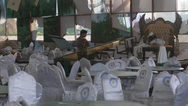 <p>in afghanischer Soldat inspiziert nach einer Explosion die zerstörte Hochzeitshalle „Dubai City“.</p>