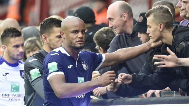 <p>Vincent Kompany (m.) entschuldigte sich nach dem Spiel bei den mitgereisten Fans.</p>