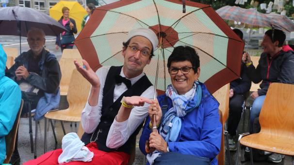 <p>Regenwetter am Sonntagnachmittag? „Was willste machen“: Eine Geste, die mehr sagt als tausend Worte.</p>