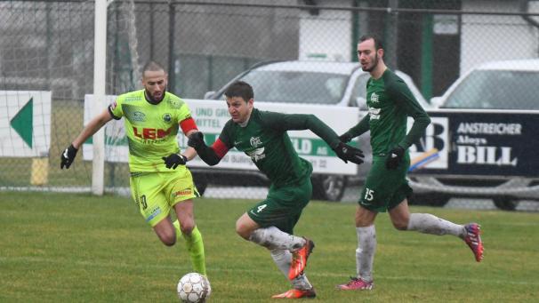 <p>Kapitän Gino Stellmann (Mitte) und der KFC Grün-Weiß Amel trennten sich unentschieden von Sprimont B. Dem Spielverlauf entsprechend wäre ein Sieg durchaus drin gewesen.</p>
