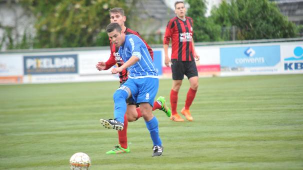 <p>Der FC Eupen (Rafael Vazquez, vorne) verpatzte den Start im Heimspiel gegen Sart.</p>