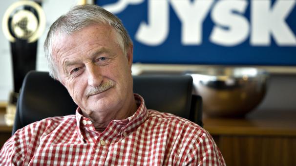 <p>Der „Bettenkönig“ hat dem Kampf gegen sein Krebsleiden verloren. Der Milliardär Lars Larsen wurde 71 Jahre alt.</p>