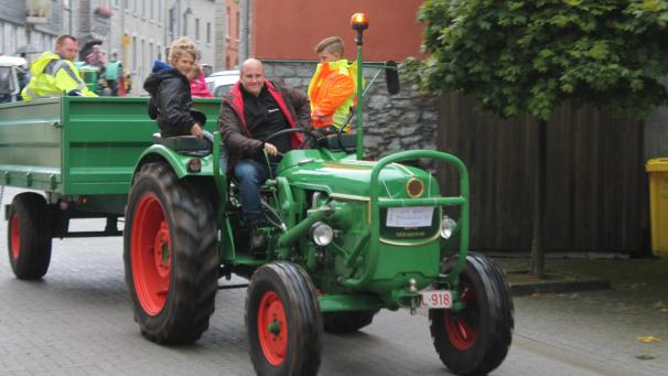 <p>Alte Traktoren und Oldtimer knatterten am Sonntag durch die Ortschaft.</p>