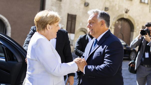 <p>Viktor Orban (r), Ministerpräsident von Ungarn, empfängt Bundeskanzlerin Angela Merkel in Sopron. Die Bundeskanzlerin hat den Ungarn für die Unterstützung bei der Öffnung der Grenzen 1989 und bei der folgenden Deutschen Einheit gedankt.</p>