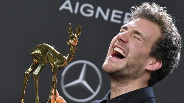 <p>Luke Mockridge freut sich über seine Auszeichnung in der Kategorie „Comedy bei der 70. Verleihung des Medienpreises Bambi im Stage Theater.</p>