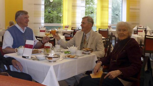 <p>Auf die Gesundheit: Günter (l.) und Herbert Wachsmuth sind heute 86 Jahre alt.</p>