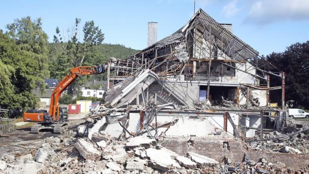 <p>Die Abriss des früheren Electrabel-Gebäudes in Malmedy hat begonnen.</p>