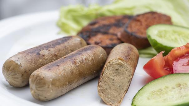 <p>Imitate von Würsten oder Steak auf pflanzlicher Basis finden sich immer häufiger im Supermarkt.</p>