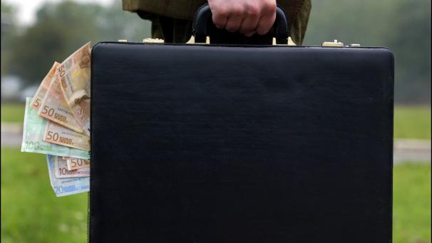 <p>Nach belgischem Recht müssen Unternehmen, die mindestens 10.000 Euro in eine Steueroase überweisen, dies in ihrer Steuererklärung angeben.</p>
