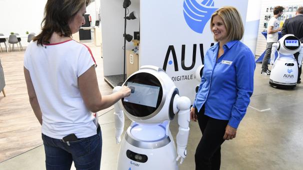 <p>Belgische und europäische Premiere: Cruzr-Roboter helfen Kunden in einem Geschäft.</p>