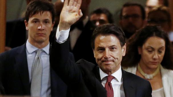 <p>Nach dem Ende der populistischen Regierungskoalition in Italien muss nun Staatspräsident Sergio Mattarella einen Ausweg aus der Krise finden. Ministerpräsident Giuseppe Conte (Bild) hat seinen Rücktritt eingereicht.</p>