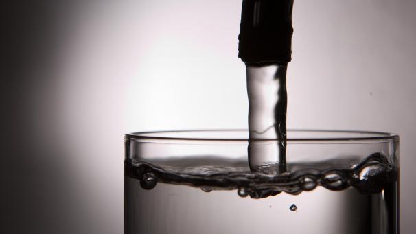 <p>Auch im Trinkwasser befindet sich Mikroplastik.</p>