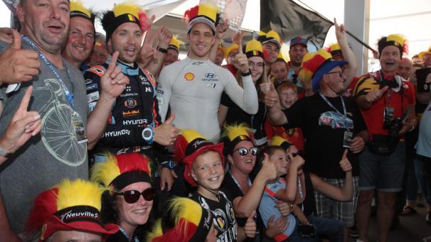 <p>Thierry Neuville und seine Fans in der Hospitality von Hyundai.</p>