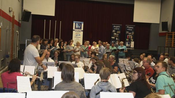 <p>Chor und Orchester bereiten sich teils getrennt, teils gemeinsam auf die beiden Konzerte in der kommenden Woche vor. Geprobt wird in Weismes.</p>