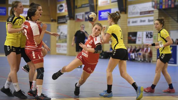<p>Nur ein Sieg gegen Entente du Centre trennt die Eupenerinnen (Lauranne Beckers beim Wurf) vom Derby gegen den HCER.</p>