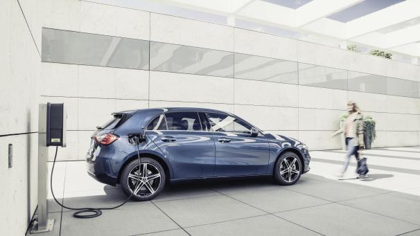 <p>Die Mercedes-Benz A-Klasse kommt als Plug-in-Hybrid auf den Markt.  Foto: Daimler AG/dpa</p>