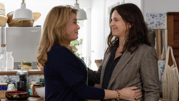 <p>Die Szene des Films „La Vérité“ (engl. Titel: „The Truth“) von dem Regisseur Hirokazu Koreeda zeigt die Schauspielerinnen Catherine Deneuve (l.) und Juliette Binoche. Der Streifen ist Eröffnungsfilm und Wettbewerbsfilm der 76. Internationalen Filmfestspiele in Venedig.</p>