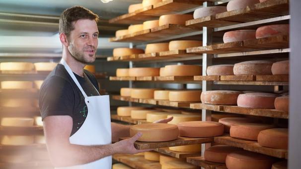 <p>„Le Valèt“ reift mindestens zwei Monate, die „ältere“ Variante zehn Monate in der Käserei. Der jüngere Käse ist etwas milder im Geschmack und von der Textur her weicher.</p>