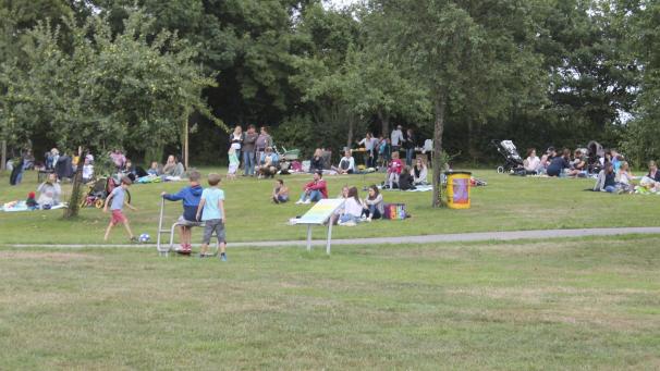 <p>Der Park Loten, hier kürzlich bei der Veranstaltung „Sagen wir Sonntag“, soll dauerhaft ein beliebter Treffpunkt im Bergviertel werden.</p>
