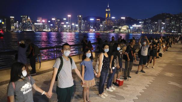<p>Demonstranten bilden in Hongkong eine Menschenkette nach dem Vorbild des „Baltischen Wegs“ von 1989.</p>