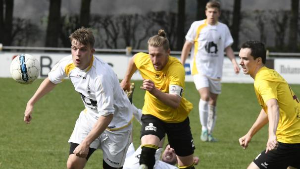 <p>Jeremy Bodarwé (vorne) trug bislang immer das Trikot des KFC Weywertz. Hier ist er gegen die Union Walhorn im Einsatz. Am Ende jener Saison stieg Weywertz in die 1. Provinzklasse auf.</p>