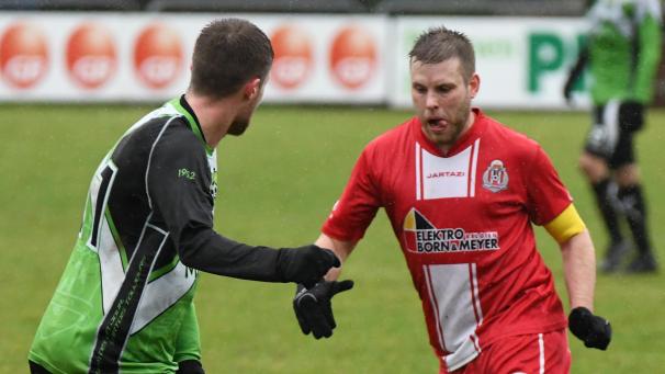 <p>Gelungener Start für Thomas Lehnen (in rot): Kaum auf dem Platz, traf er.</p>