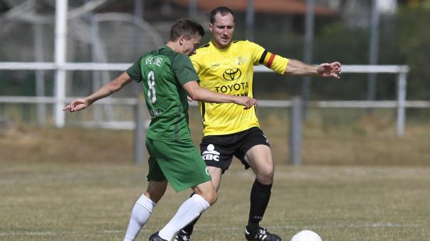 <p>Dennis Laschet (rechts) wird nach seiner Regionalfußball-Karriere in den Amateurbereich einsteigen.</p>