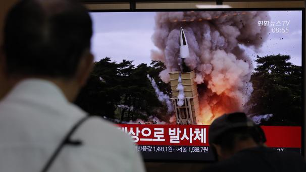 <p>Passanten verfolgen in einem Bahnhof eine Nachrichtensendung, die über einen Raketentest von Nordkorea berichtet.</p>