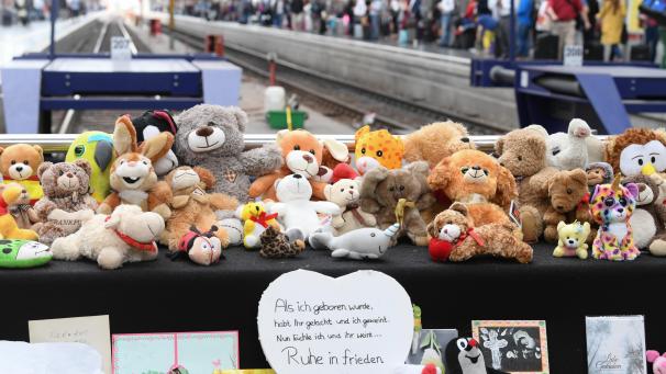<p>Kuscheltiere und Beileidsbekundungen haben sich am Gleis 7 des Hauptbahnhofs an einer Gedenkstelle angesammelt.</p>