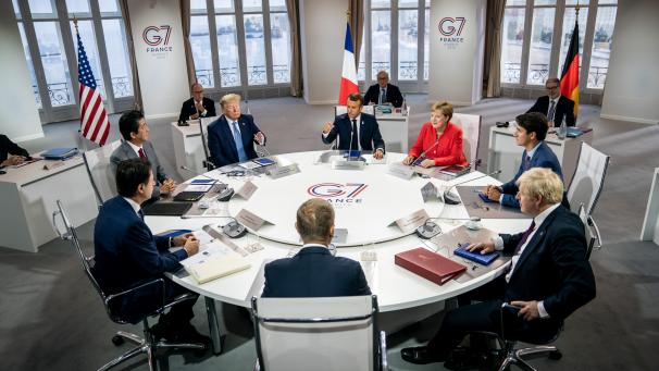 <p>Frankreichs Präsident Emanuel Macron (M hinten), spricht bei der ersten Arbeitssitzung beim G7-Gipfel während daneben (r im Uhrzeigersinn), die deutsche Bundeskanzlerin Angela Merkel, Kanadas Premierminister Justin Trudeau, der britische Premierminister Boris Johnson, EU-Ratspräsident Donald Tusk, der amtierende Premierminister Italiens, Giuseppe Conte, Japans Premierminister Shinzo Abe und US-Präsident Donald Trump sitzen.</p>