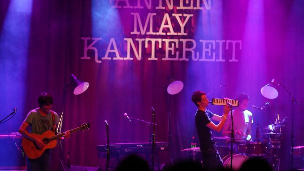<p>Bei den Konzerten weist die Band regelmäßig auch auf gesellschaftliche Probleme hin.</p>