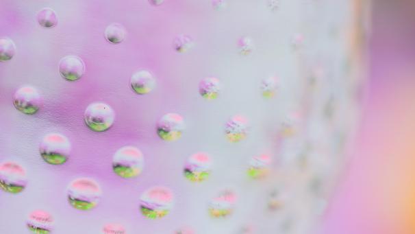 <p>Blick auf eine Perlenflasche. So gut wie jeder Verbraucher in Deutschland hat die Mehrwegflasche mit der markanten Taille und den 230 charakteristischen Perlen auf der Oberfläche, die an Kohlensäure erinnern sollen, schon in der Hand gehabt.</p>