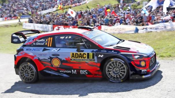 <p>Thierry Neuville (Hyundai) vor der beeindruckenden Zuschauerkulisse in der Arena Panzerplatte.</p>