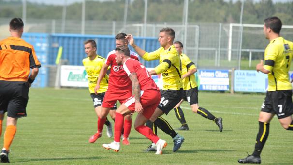 <p>Vor allem bei der Besetzung der Dreierkette (wie hier mit Anthony Niro in gelb) steht Trainer Jonathan Negrin vor schweren Entscheidungen.</p>