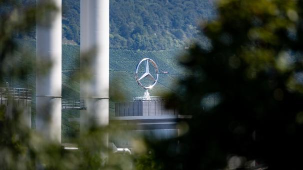 <p>Ein Mercedes-Stern prangt auf dem Mercedes-Benz-Werk Untertürkheim.. Daimler schwächelt und musste seine Zahlen des laufenden Jahres bereits zweimal innerhalb weniger Wochen nach unten korrigieren.</p>