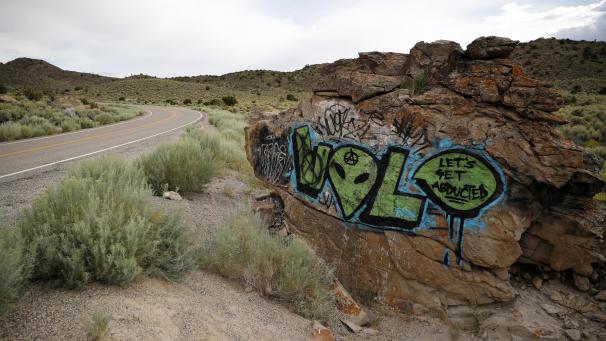 <p>Auf einem Gesteinsbrocken ist grünes Graffiti zu sehen. Ein 20-Jähriger hat auf Facebook zum Sturm auf die Area 51 aufgerufen, dem berüchtigten Sperrgebiet des US-Militärs in Nevada.</p>
