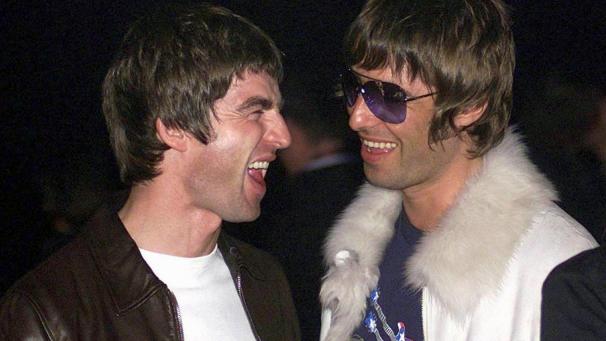 <p>Die Brüder Noel (links) und Liam Gallagher von der Band Oasis lachen bei der Verleihung der NME Carling Awards in Shorditch im Osten Londons.</p>
