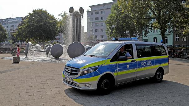 <p>Eine Polizeistreife fährt über den Ebertplatz. Nach einer Auseinandersetzung auf dem Ebertplatz in Köln mit einem Toten dauern die Ermittlungen zu den Hintergründen an.</p>