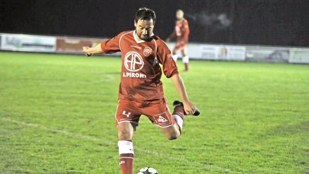 <p>Griff nach langer Zeit nochmal aktiv ins Geschehen ein: Emmels´ Spielertrainer Miguel Ruiz-Marin</p>