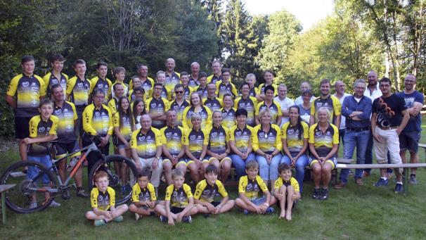<p>Die Eifelbiker Ostbelgien und einige Sponsoren in der neuen Vereinsuniform in Küchelscheid</p>