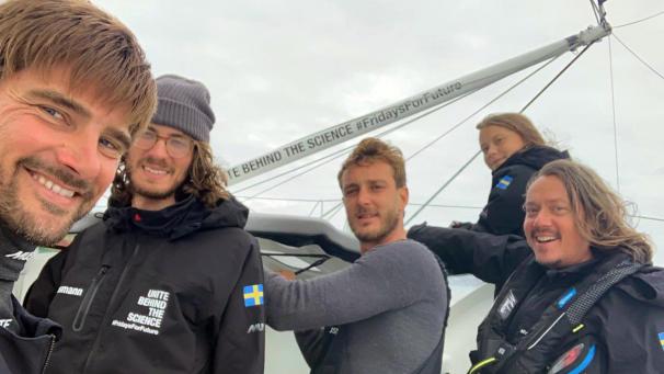 <p>Boris Herrmann (l.-r.), Skipper, Nathan Grossman, Filmemacher, Pierre Casiraghi, Co-Skipper, Greta Thunberg, Klimaaktivistin aus Schweden, und ihren Vater Svante Thunberg auf Hoher See an Bord der «Malizia».</p>