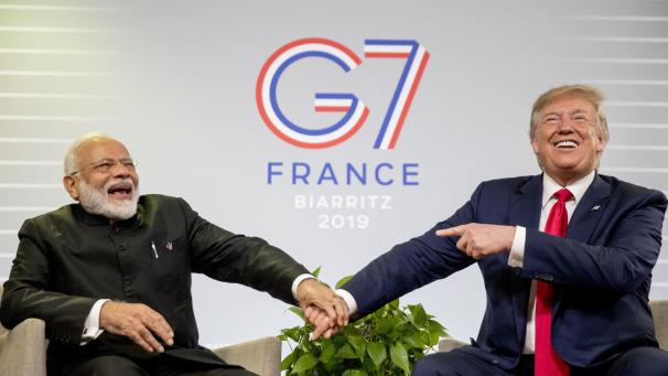 <p>Narendra Modi, Premierminister von Indien, und Donald Trump, Präsident der USA, reichen sich vor bilateraler Gespräche im Rahmen des G7-Gipfels die Hand.</p>