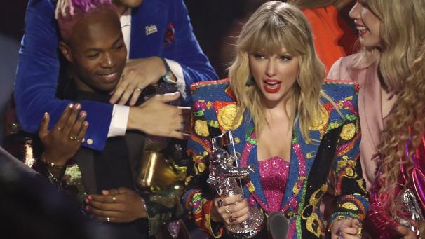 <p>Taylor Swift nimmt die Auszeichnung „Video des Jahres“ für „You Need to Calm Down“ bei der Verleihung der MTV Video Music Awards entgegen.</p>