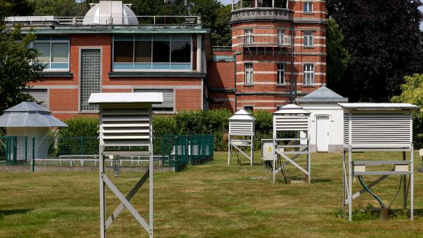 <p>Die Messstationen des KMI in Uccle sind in so genannten Wetterhütten untergebracht - kleinen, witterungsbeständigen Kästen mit winddurchlässigen Lamellenwänden.</p>