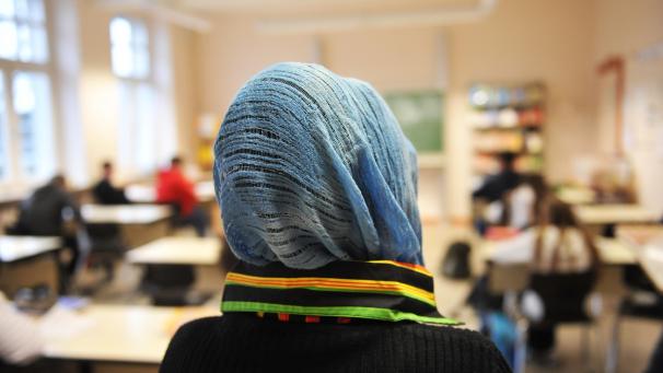 <p>Die Schulordnung im Gemeinschaftsunterrichtwesens Flanderns ist deutlich: Religiöse und ideologische Symbole sind verboten.</p>