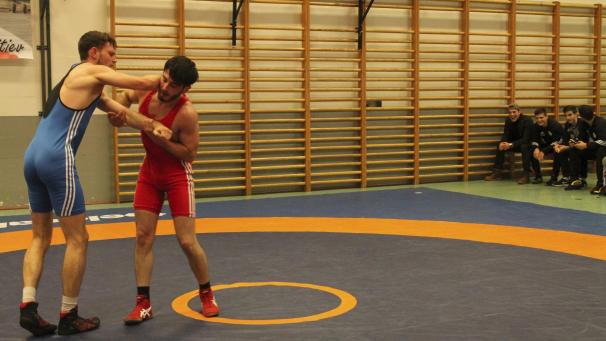 <p>Zelimkhan Dzeitov (im roten Kampfdress) gehört zum Eupener DRL-Team.</p>