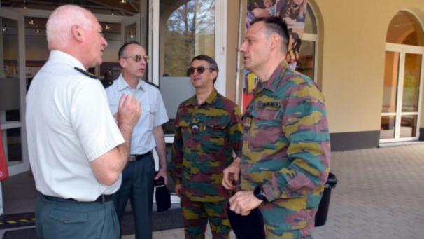 <p>Jean-Marie de Condé (l.) übergibt das Kommando im Lager Elsenborn an Pascal Thunus (2.v.l.).</p>