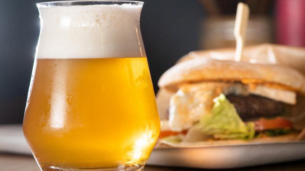 <p>Helle Craft-Biere schmecken idealerweise, wenn sie zwischen 5 und 7 Grad temperiert sind. Dunklere Biere sollten zwischen 7 und 9 Grad Trinktemperatur haben.</p>