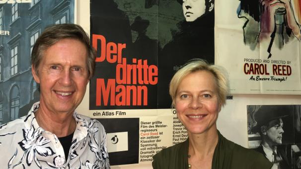 <p>Gerhard Strassgschwandtner, der Gründer und Betreiber des „Dritte Mann Museum in Wien, und Karin Höfler, verantwortlich für Design und Konzeption, stehen vor Filmplakaten in dem Museum. Strassgschwandtner hat rund 2.000 Exponate rund um den Film „Der Dritte Mann und die Besatzungszeit in Österreich gesammelt.</p>